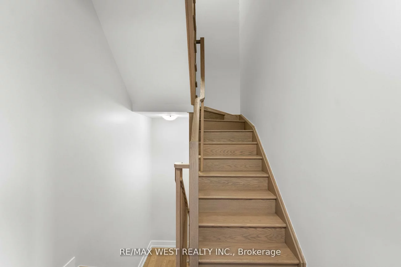 1062, Douglas McCurdy, Lakeview, Mississauga