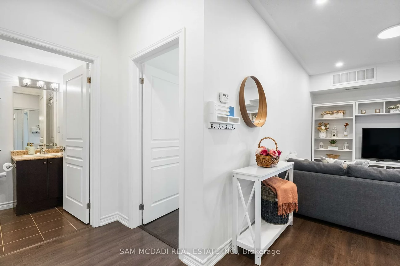 570, Lolita, Mississauga Valleys, Mississauga