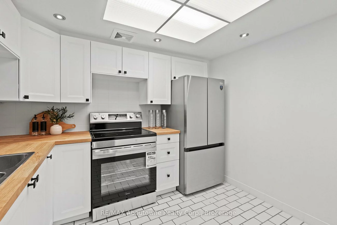 300, Webb, City Centre, Mississauga