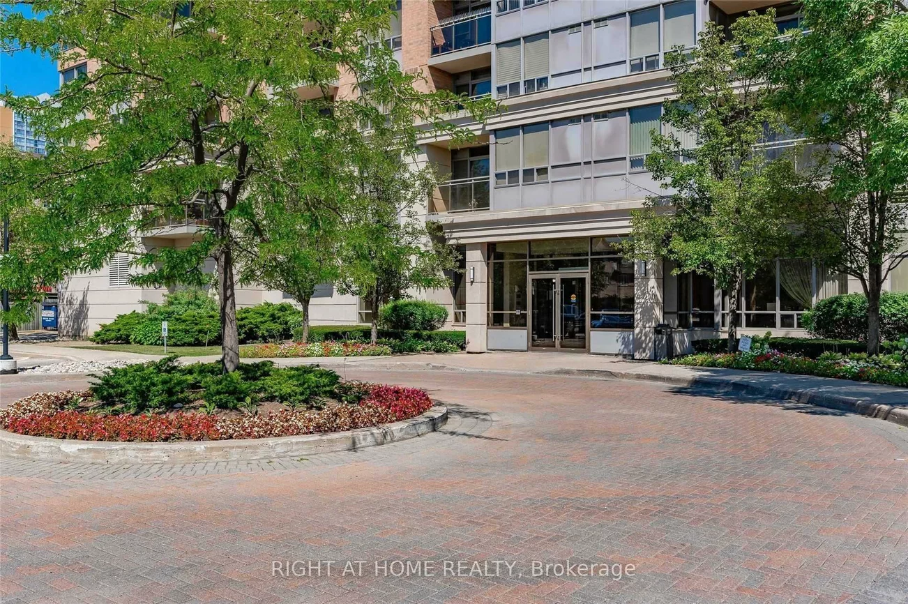 55, Strathaven, Hurontario, Mississauga