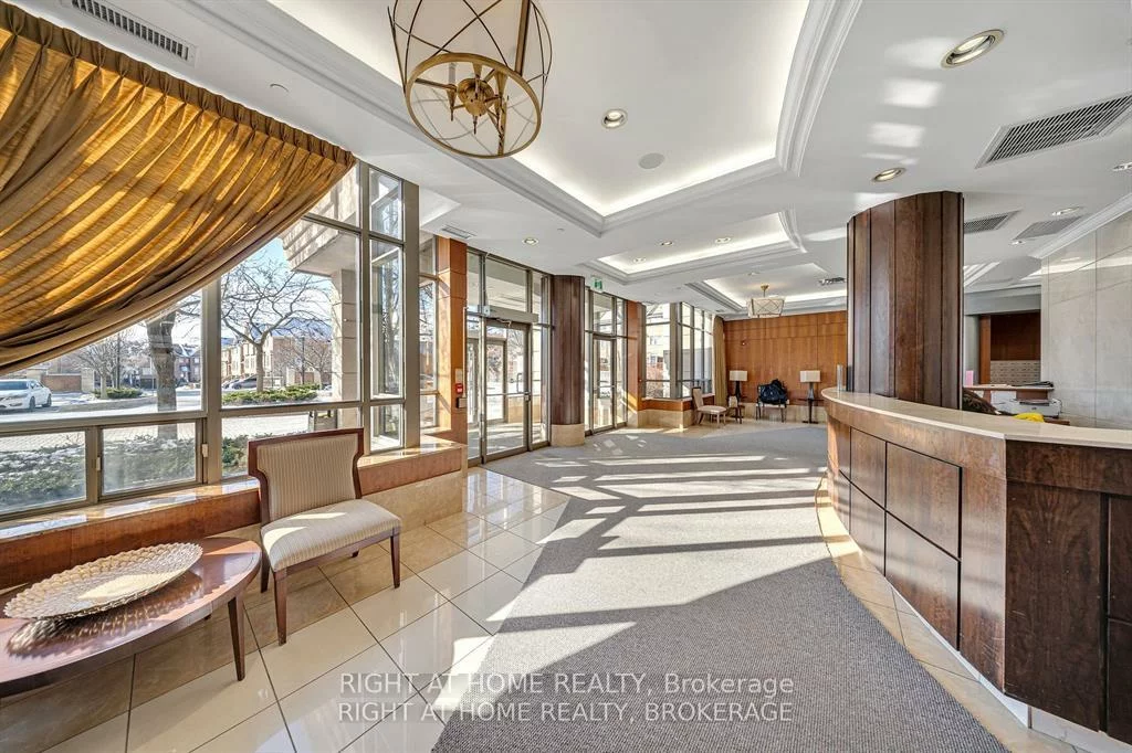 55, Strathaven, Hurontario, Mississauga