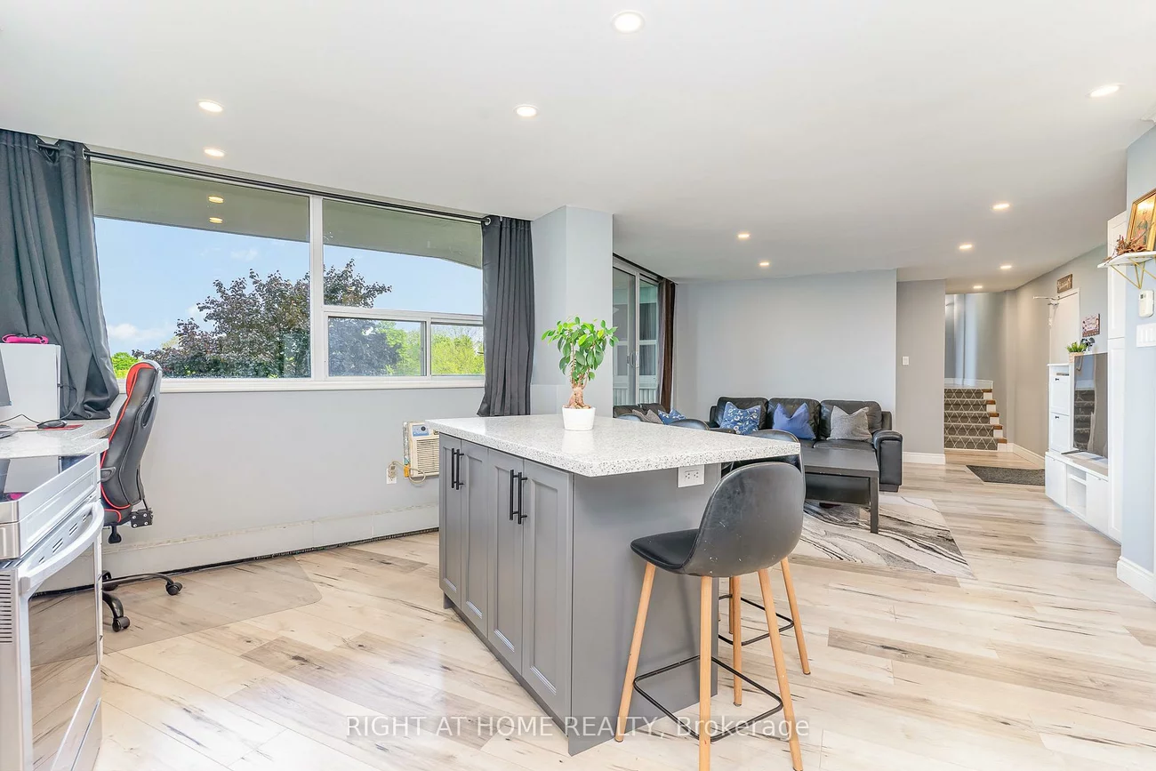 530, Lolita, Mississauga Valleys, Mississauga