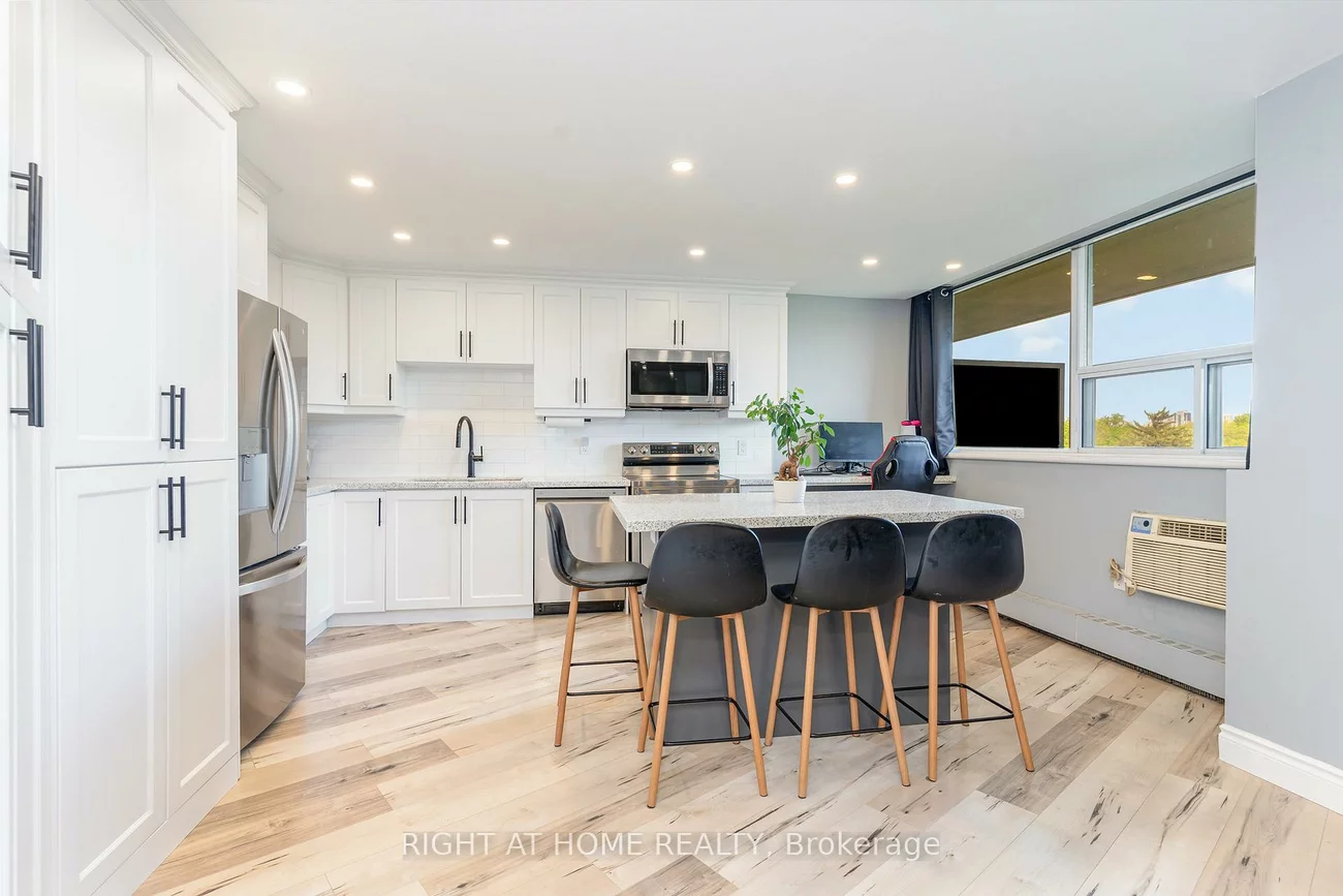 530, Lolita, Mississauga Valleys, Mississauga