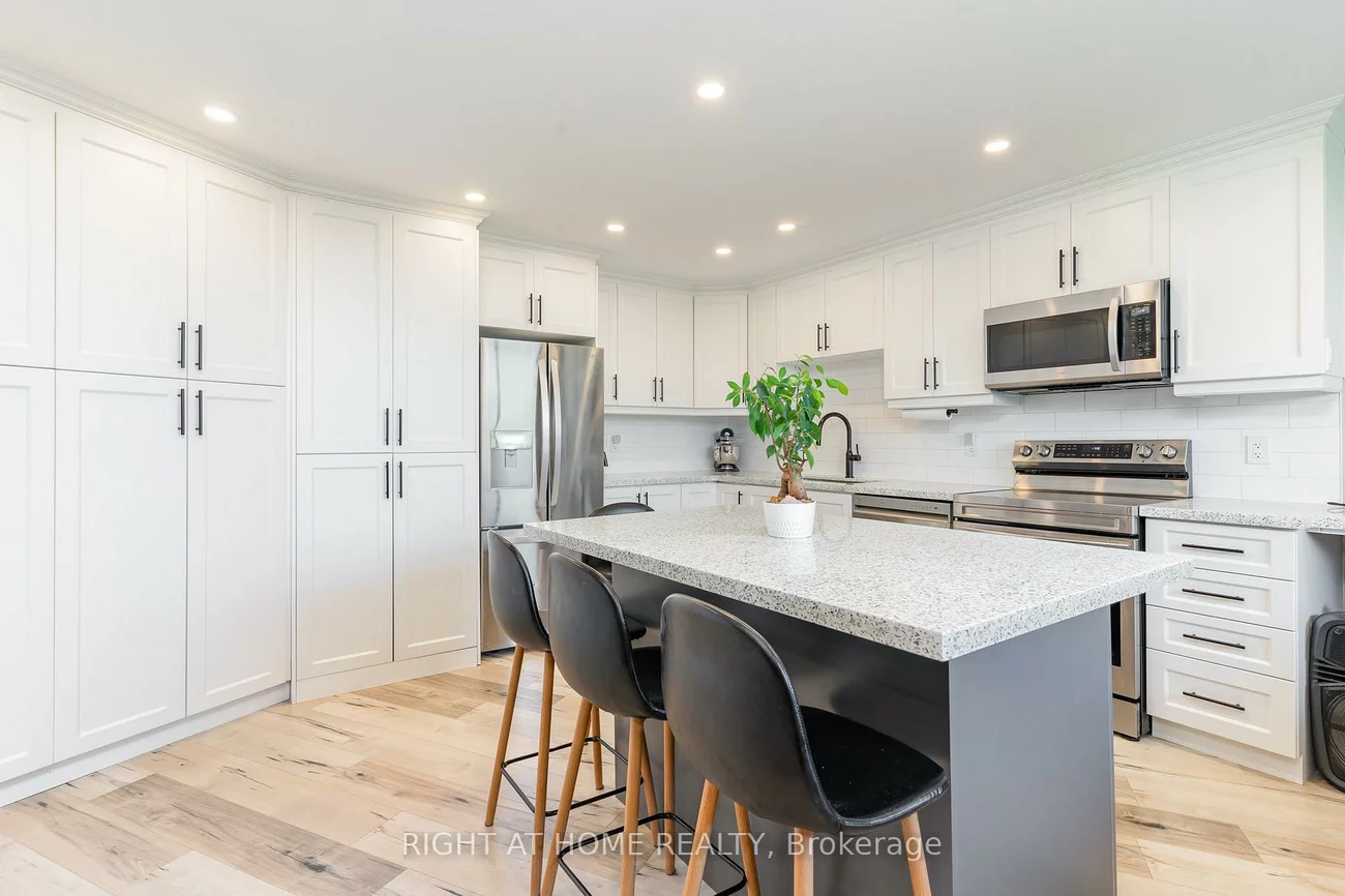 530, Lolita, Mississauga Valleys, Mississauga