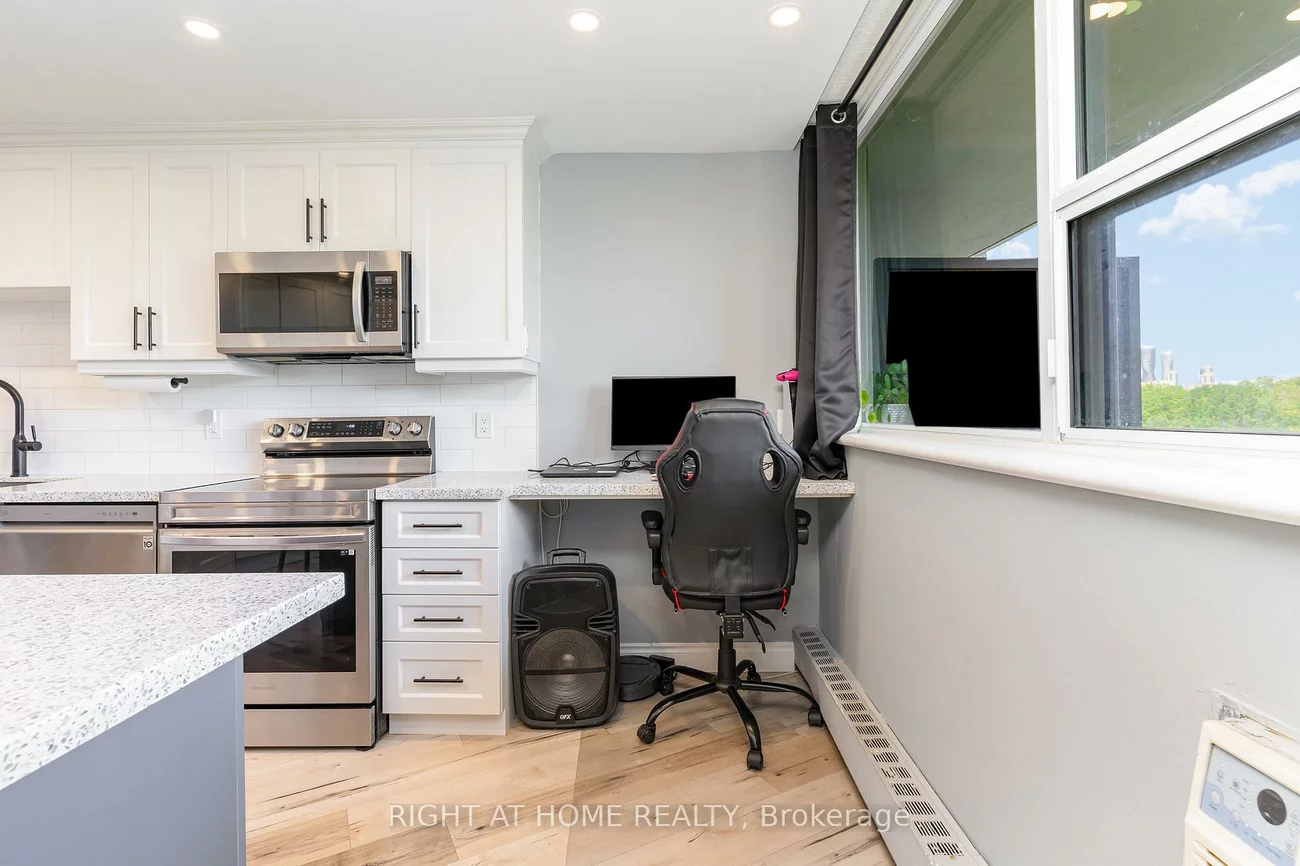 530, Lolita, Mississauga Valleys, Mississauga
