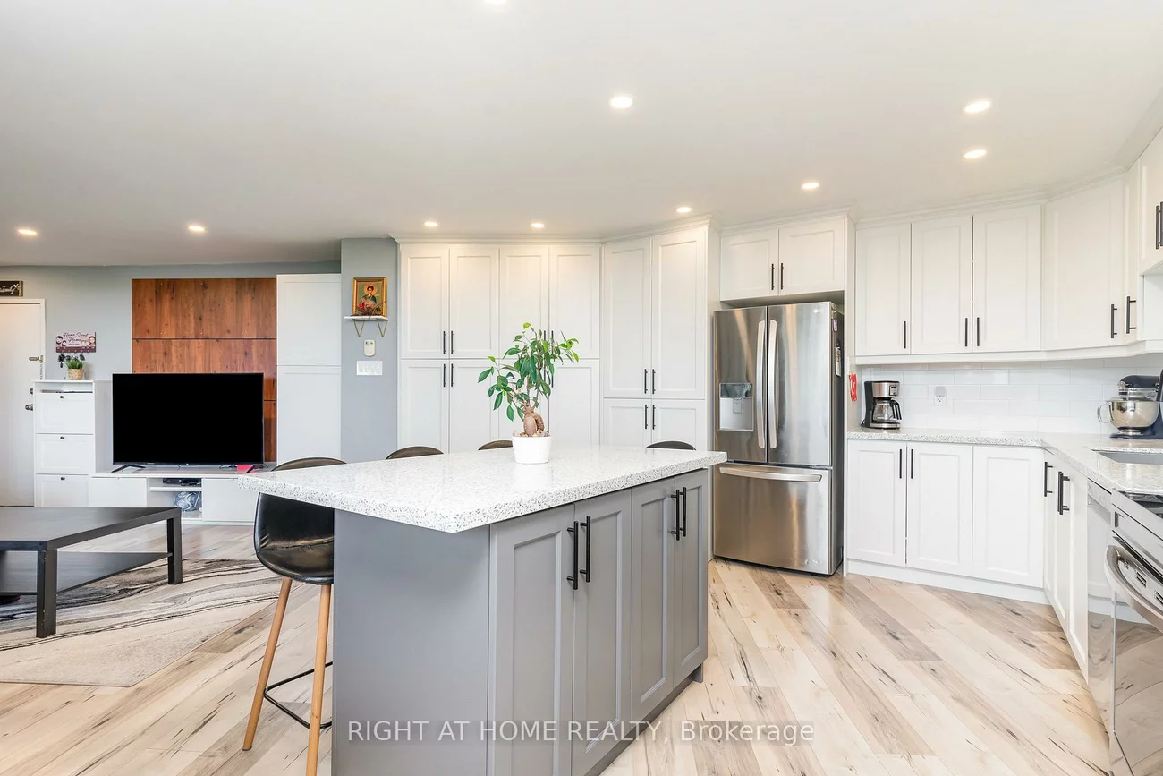 530, Lolita, Mississauga Valleys, Mississauga