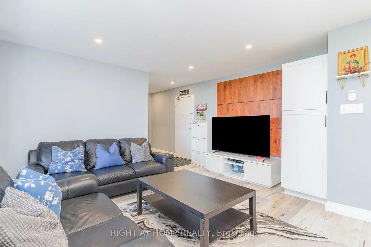 530, Lolita, Mississauga Valleys, Mississauga