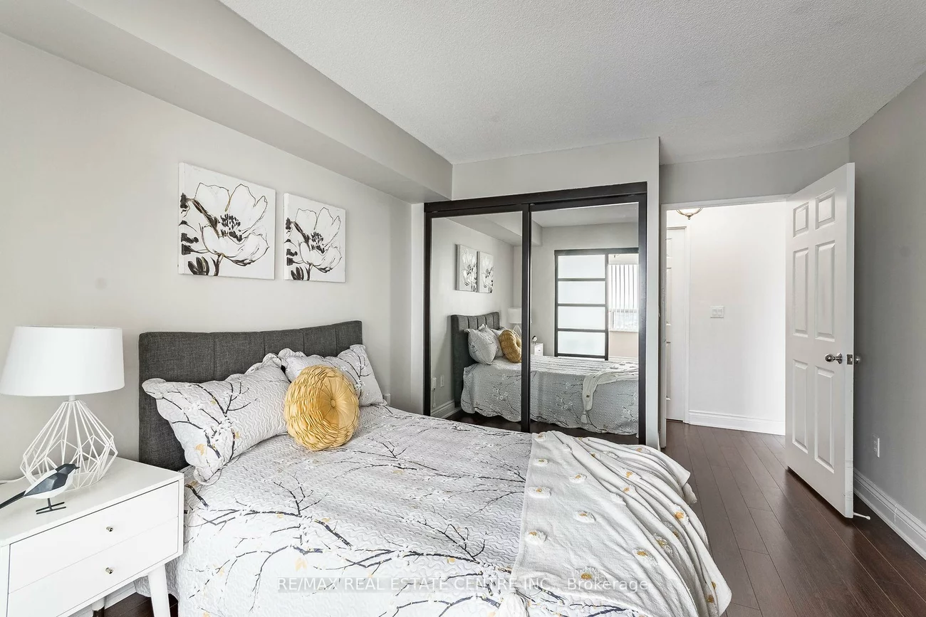 335, Webb, City Centre, Mississauga