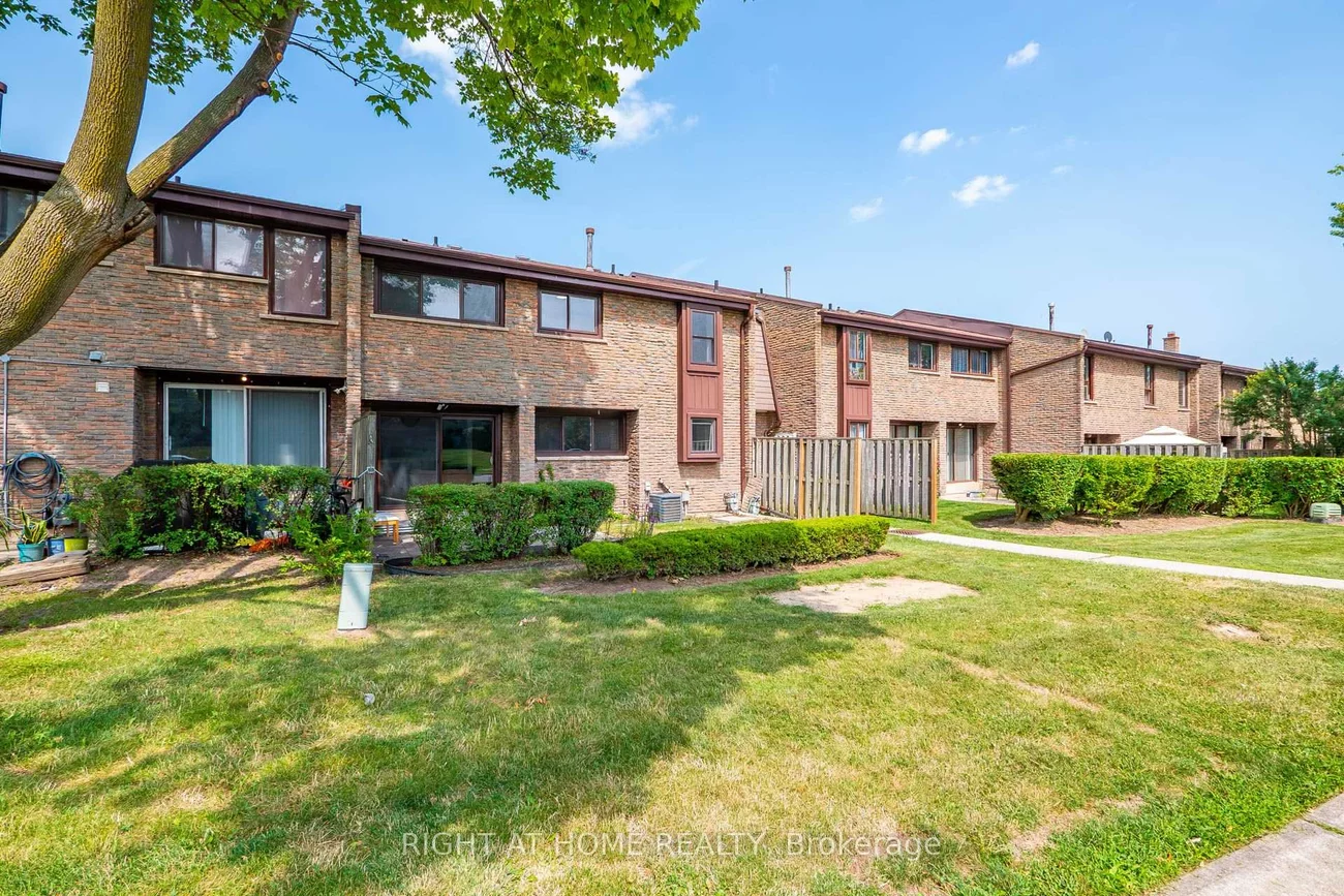 2605, Woodchester, Sheridan, Mississauga