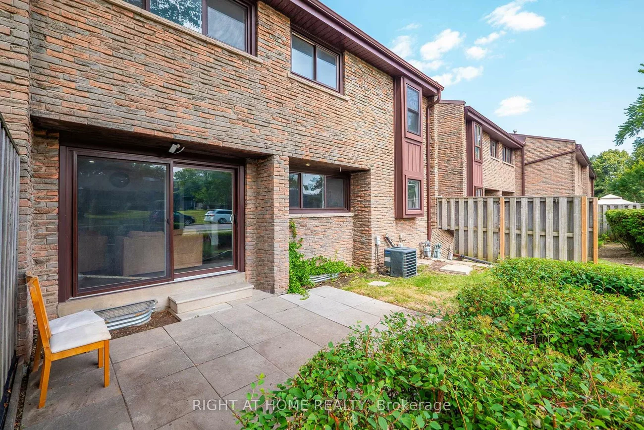 2605, Woodchester, Sheridan, Mississauga