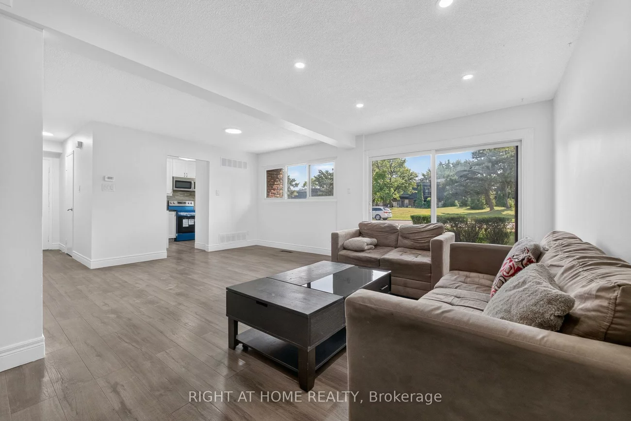 2605, Woodchester, Sheridan, Mississauga