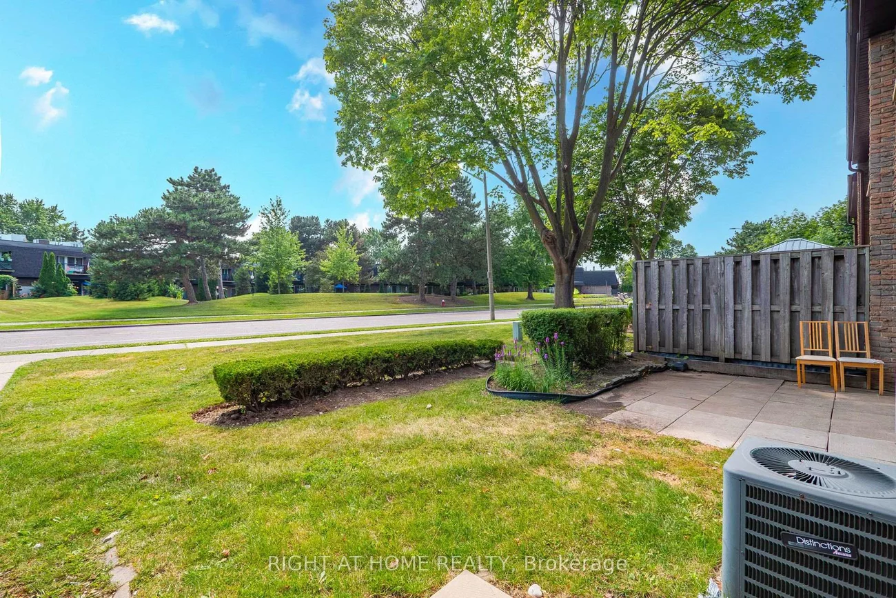 2605, Woodchester, Sheridan, Mississauga