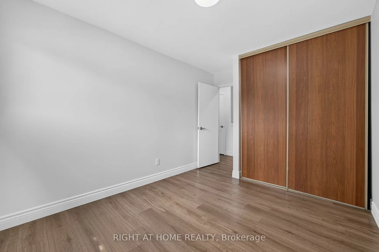 2605, Woodchester, Sheridan, Mississauga