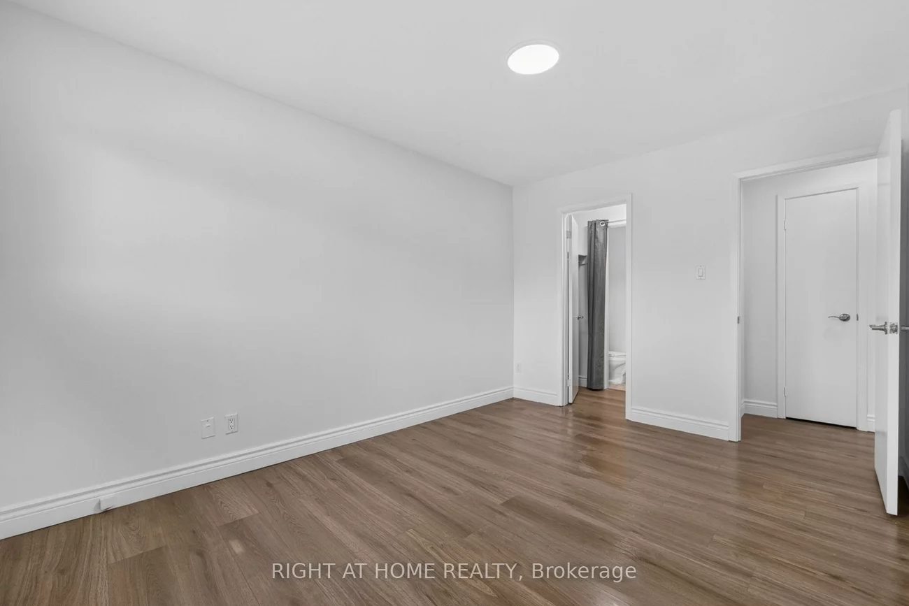2605, Woodchester, Sheridan, Mississauga