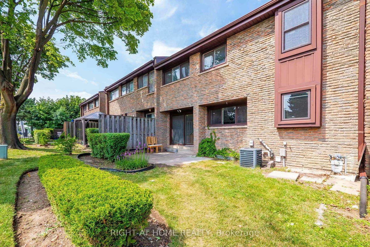 2605, Woodchester, Sheridan, Mississauga