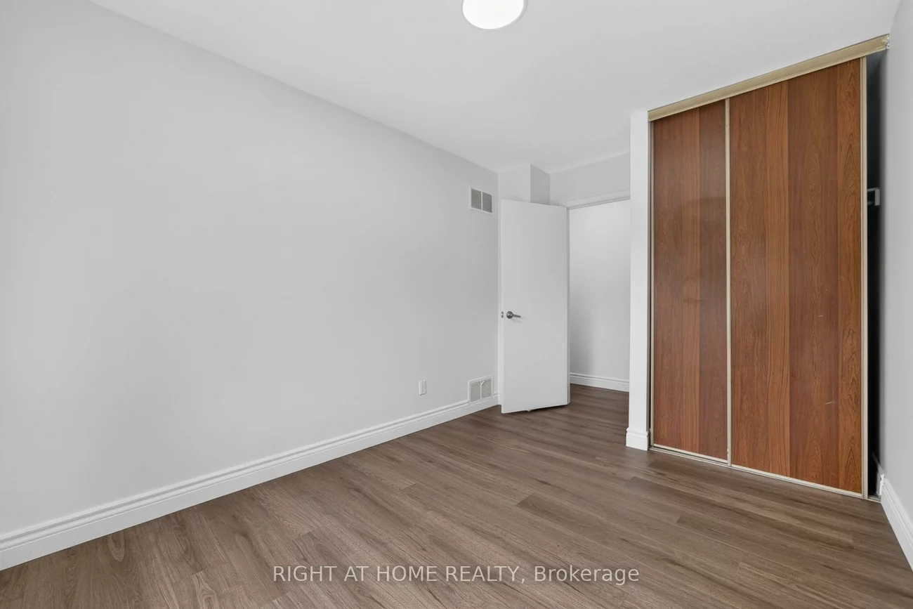 2605, Woodchester, Sheridan, Mississauga