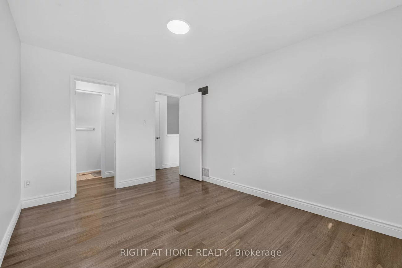 2605, Woodchester, Sheridan, Mississauga