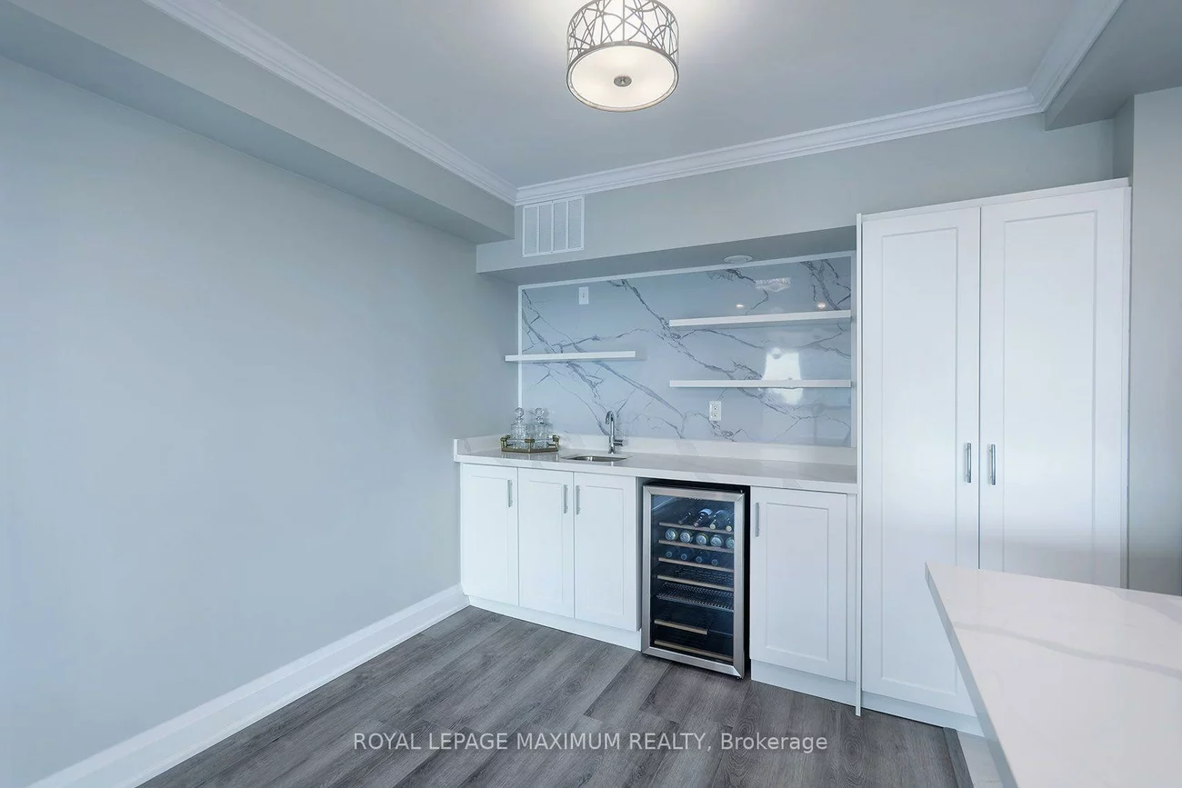 50, Elm, Mississauga Valleys, Mississauga