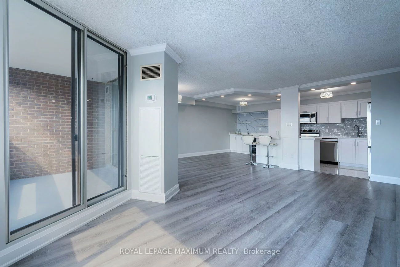 50, Elm, Mississauga Valleys, Mississauga