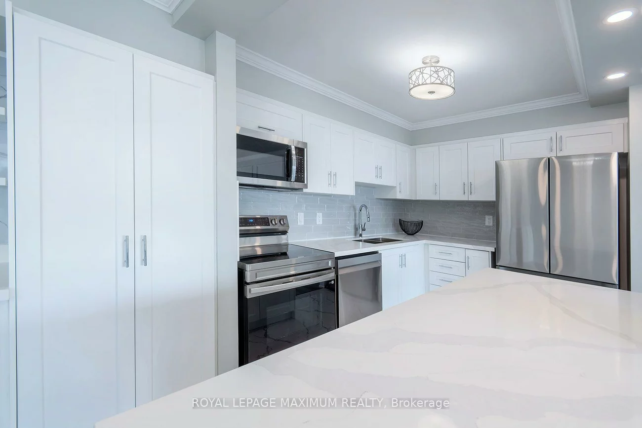 50, Elm, Mississauga Valleys, Mississauga