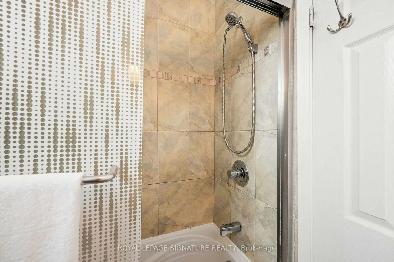 1221, Dundix, Applewood, Mississauga