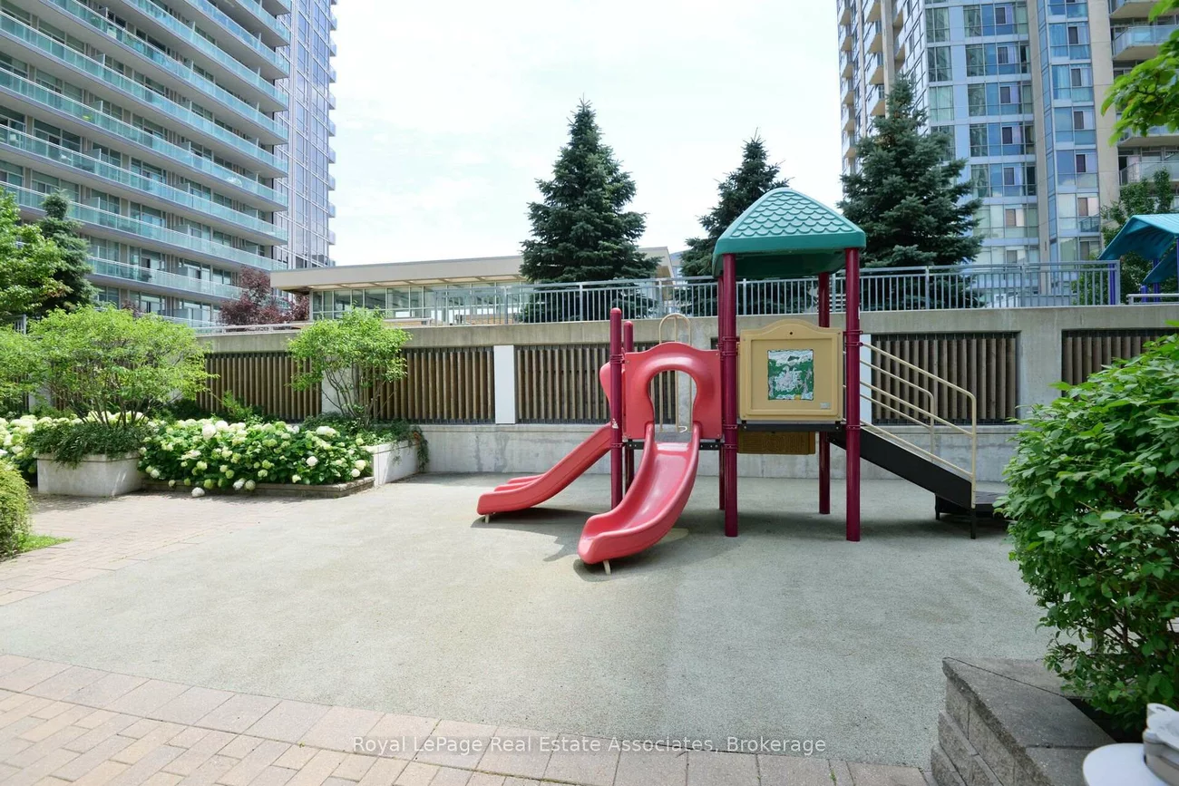 220, Burnhamthorpe, City Centre, Mississauga
