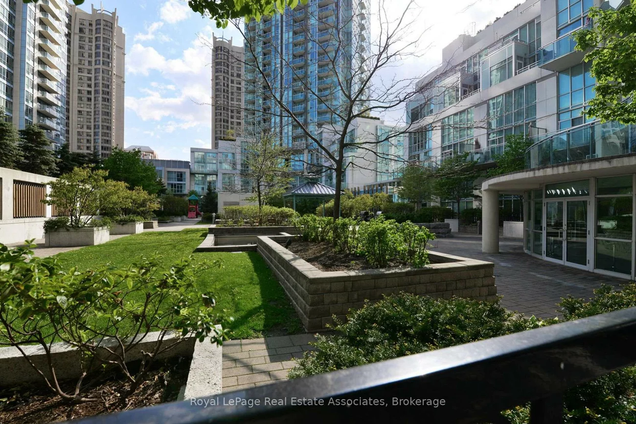 220, Burnhamthorpe, City Centre, Mississauga