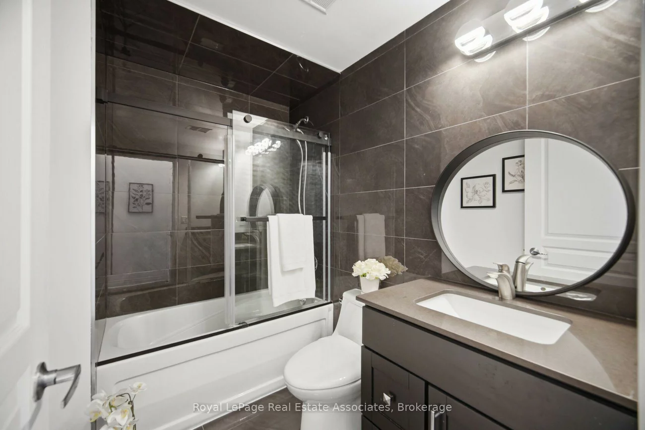220, Burnhamthorpe, City Centre, Mississauga
