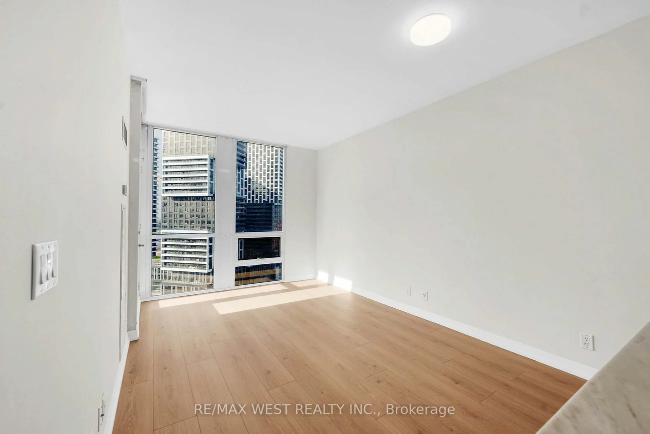 220, Burnhamthorpe, City Centre, Mississauga