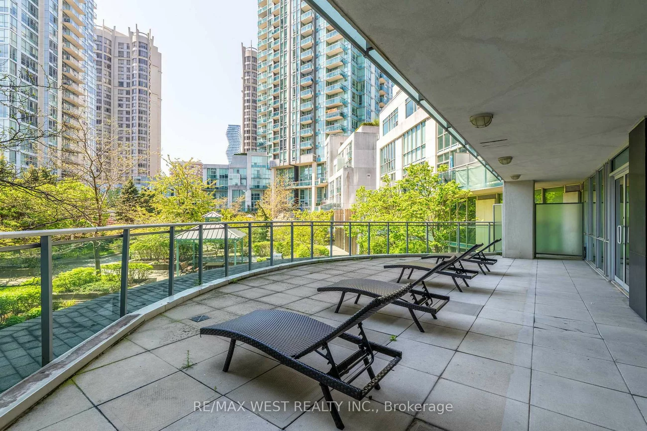 220, Burnhamthorpe, City Centre, Mississauga