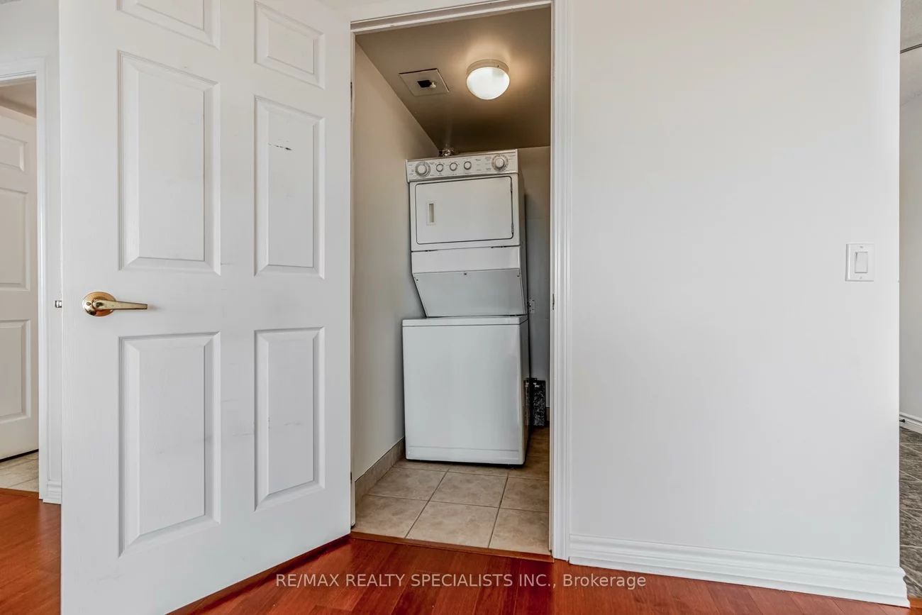 55, Strathaven, Hurontario, Mississauga