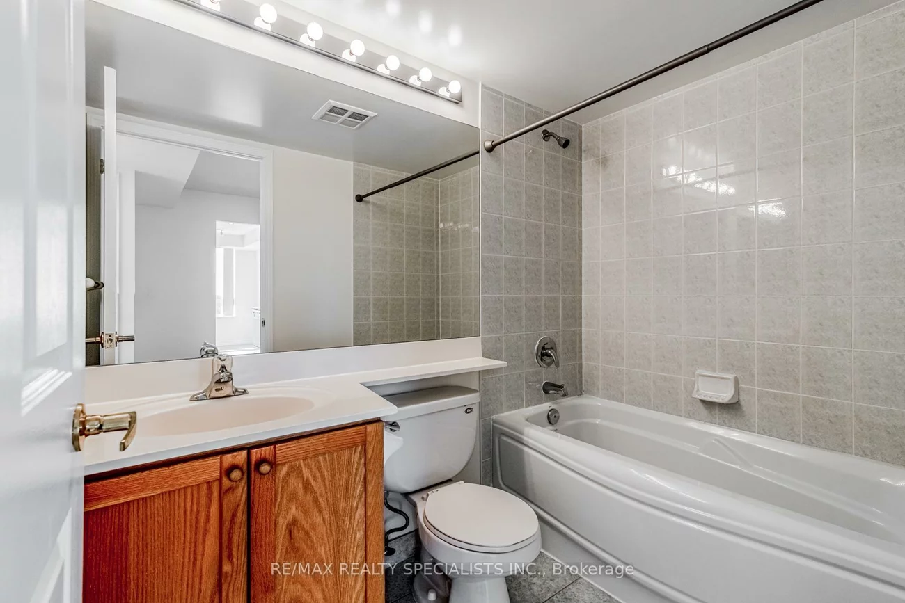 55, Strathaven, Hurontario, Mississauga