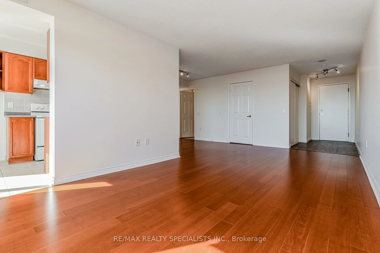55, Strathaven, Hurontario, Mississauga