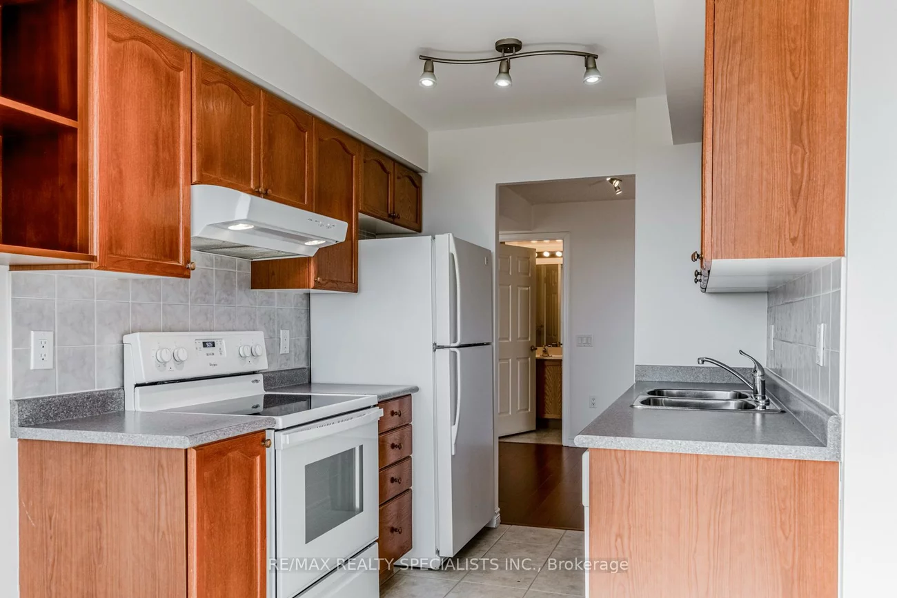 55, Strathaven, Hurontario, Mississauga