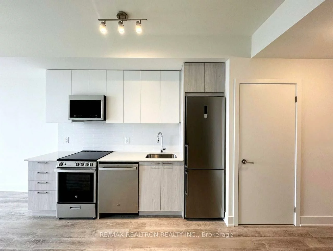 185, Deerfield, Central Newmarket, Newmarket