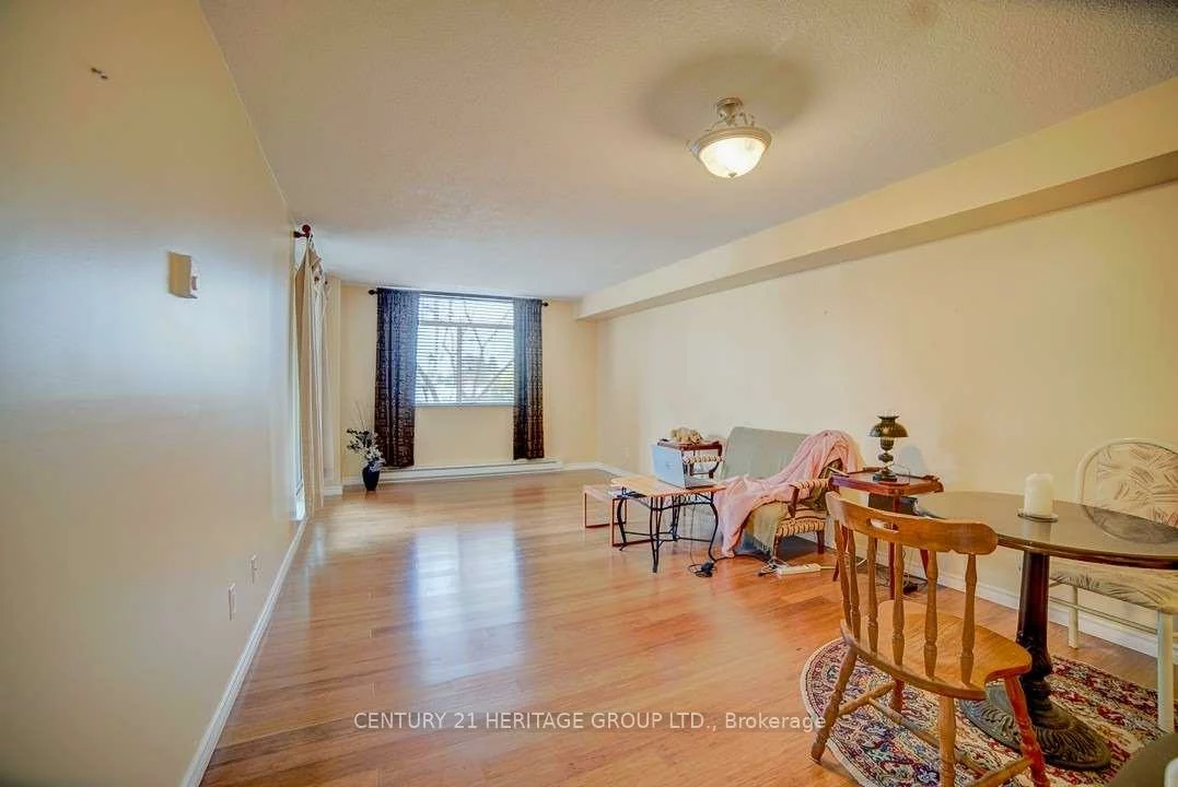 260, Davis, Central Newmarket, Newmarket