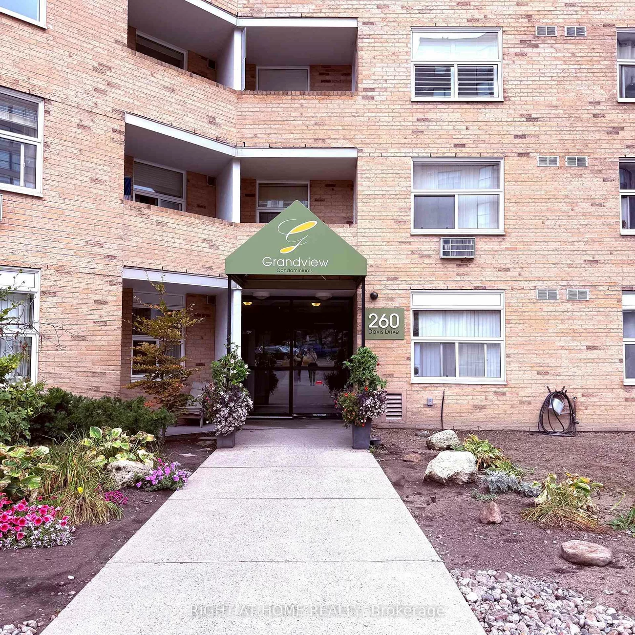 260, Davis, Central Newmarket, Newmarket