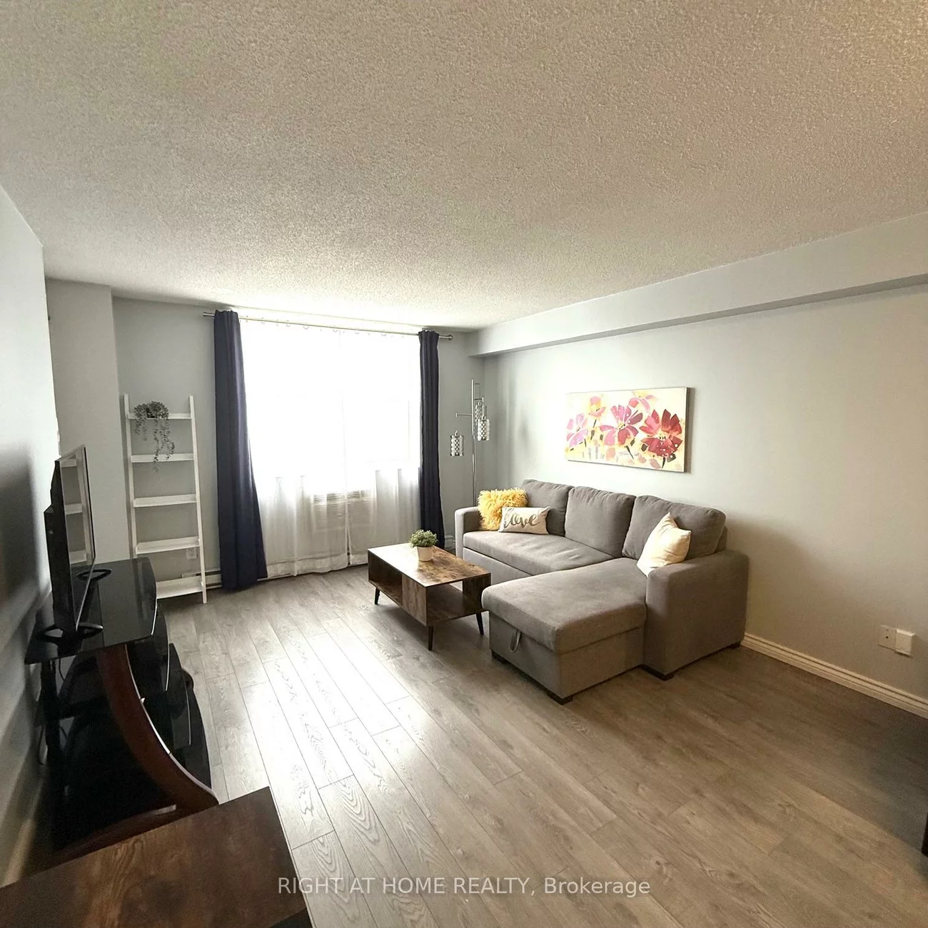 260, Davis, Central Newmarket, Newmarket