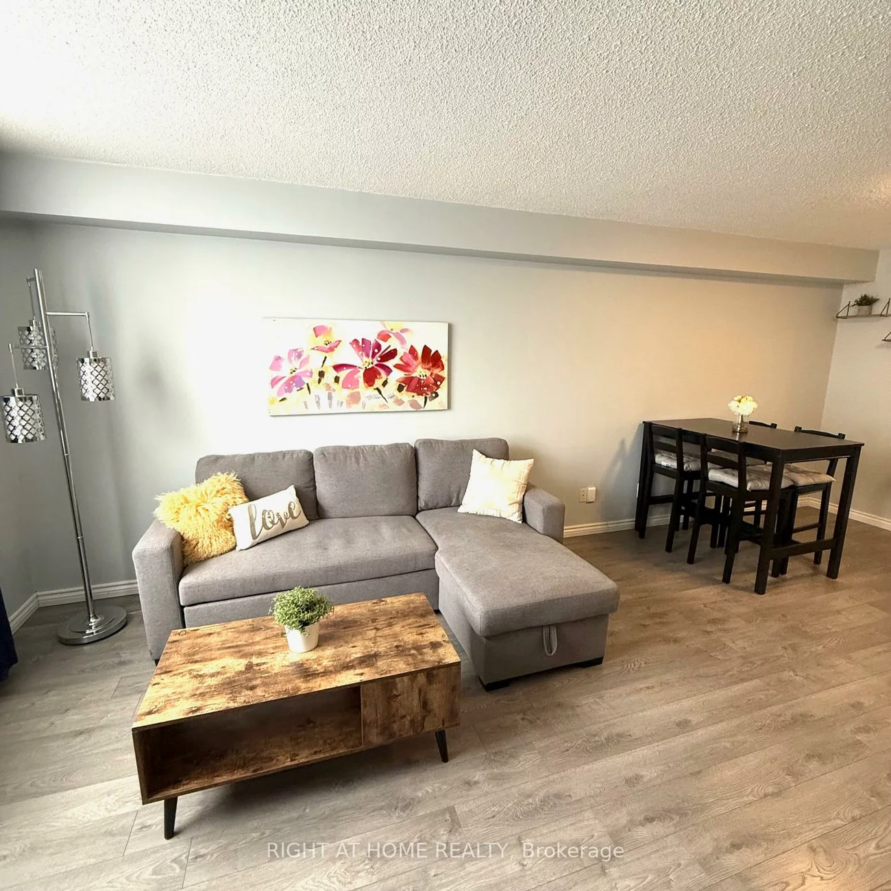 260, Davis, Central Newmarket, Newmarket