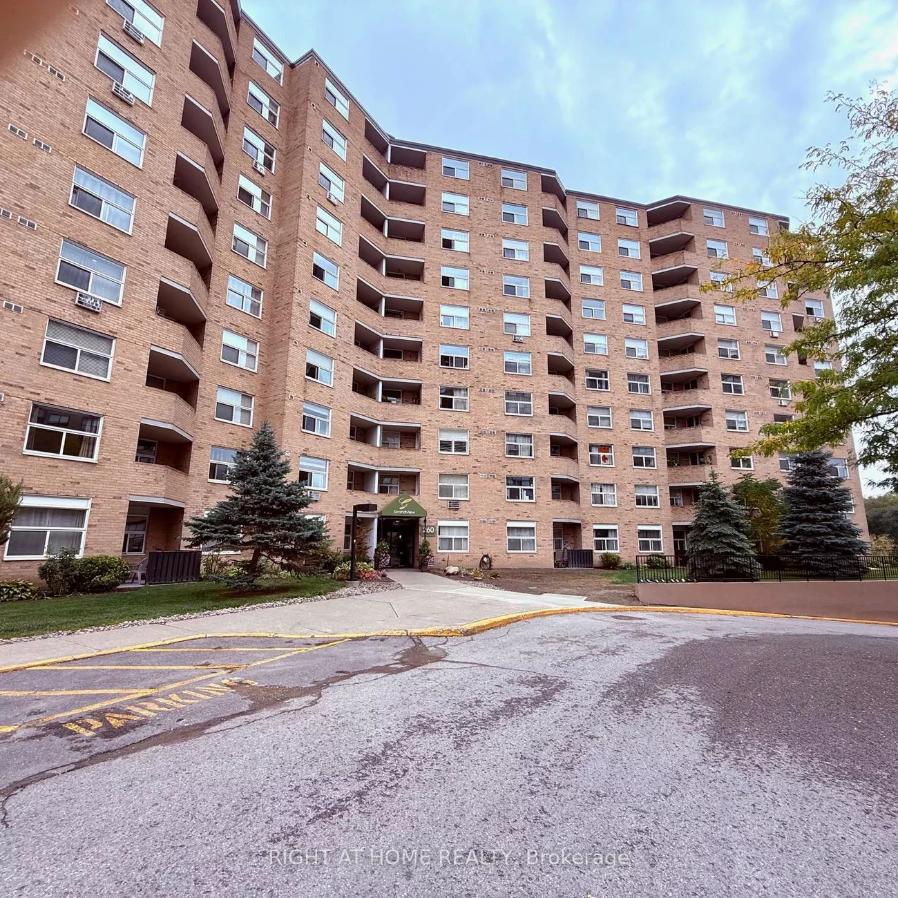 260, Davis, Central Newmarket, Newmarket