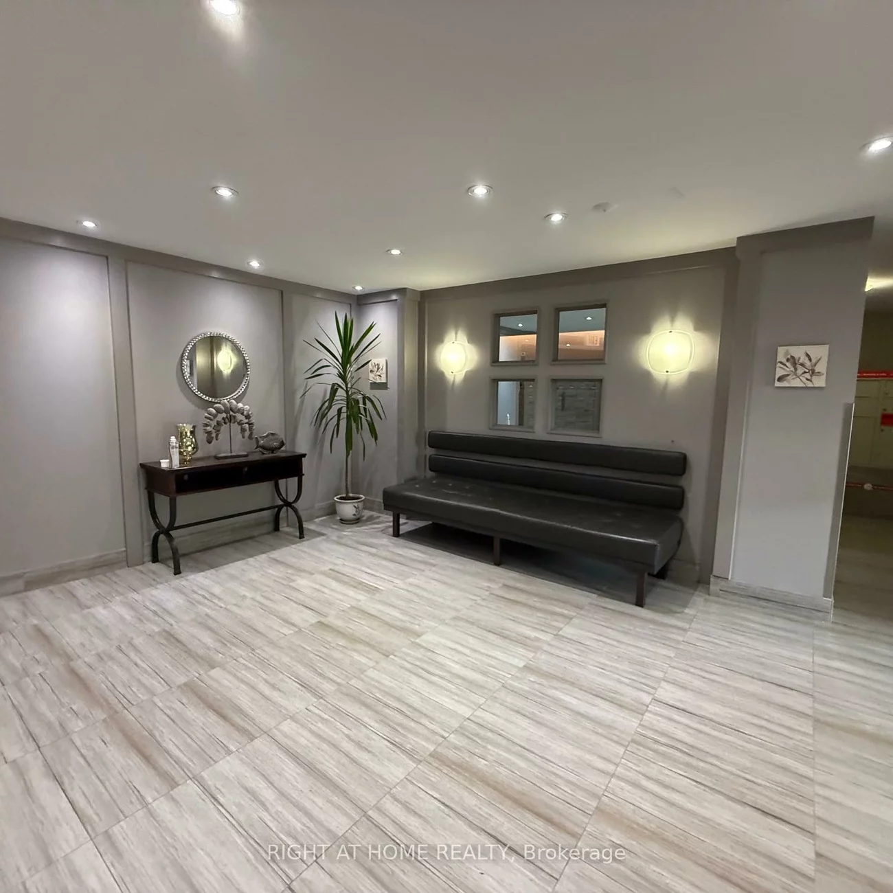260, Davis, Central Newmarket, Newmarket