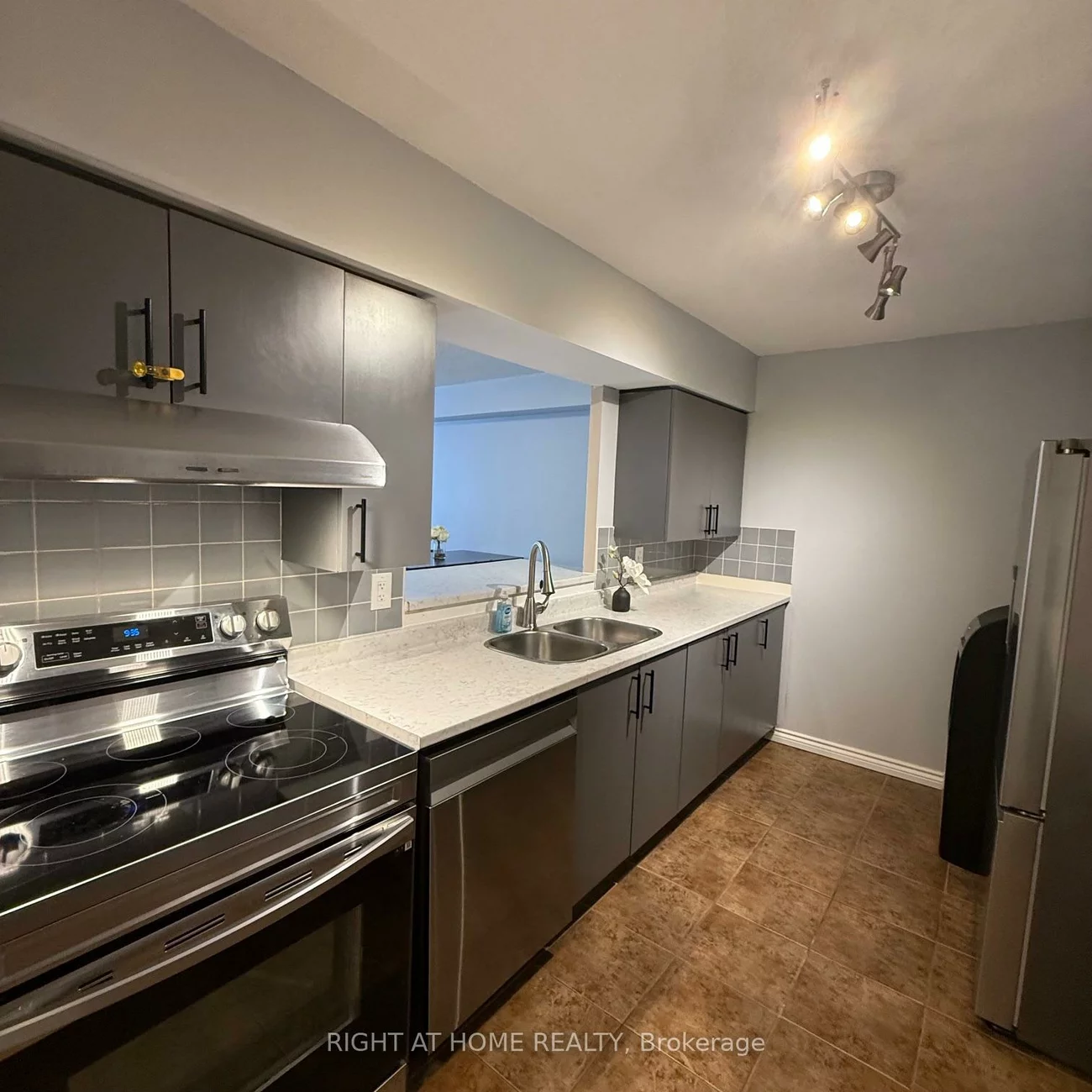 260, Davis, Central Newmarket, Newmarket