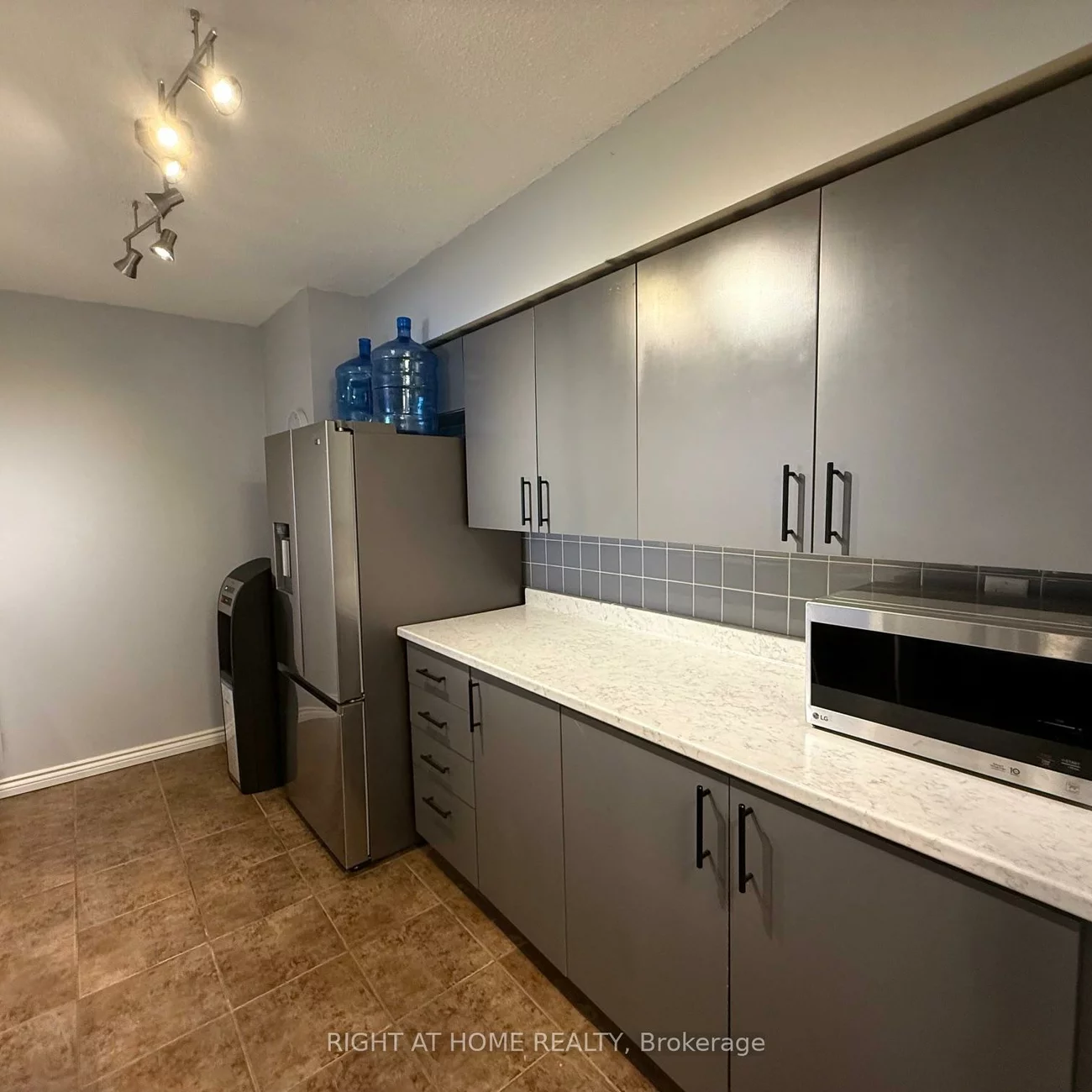 260, Davis, Central Newmarket, Newmarket