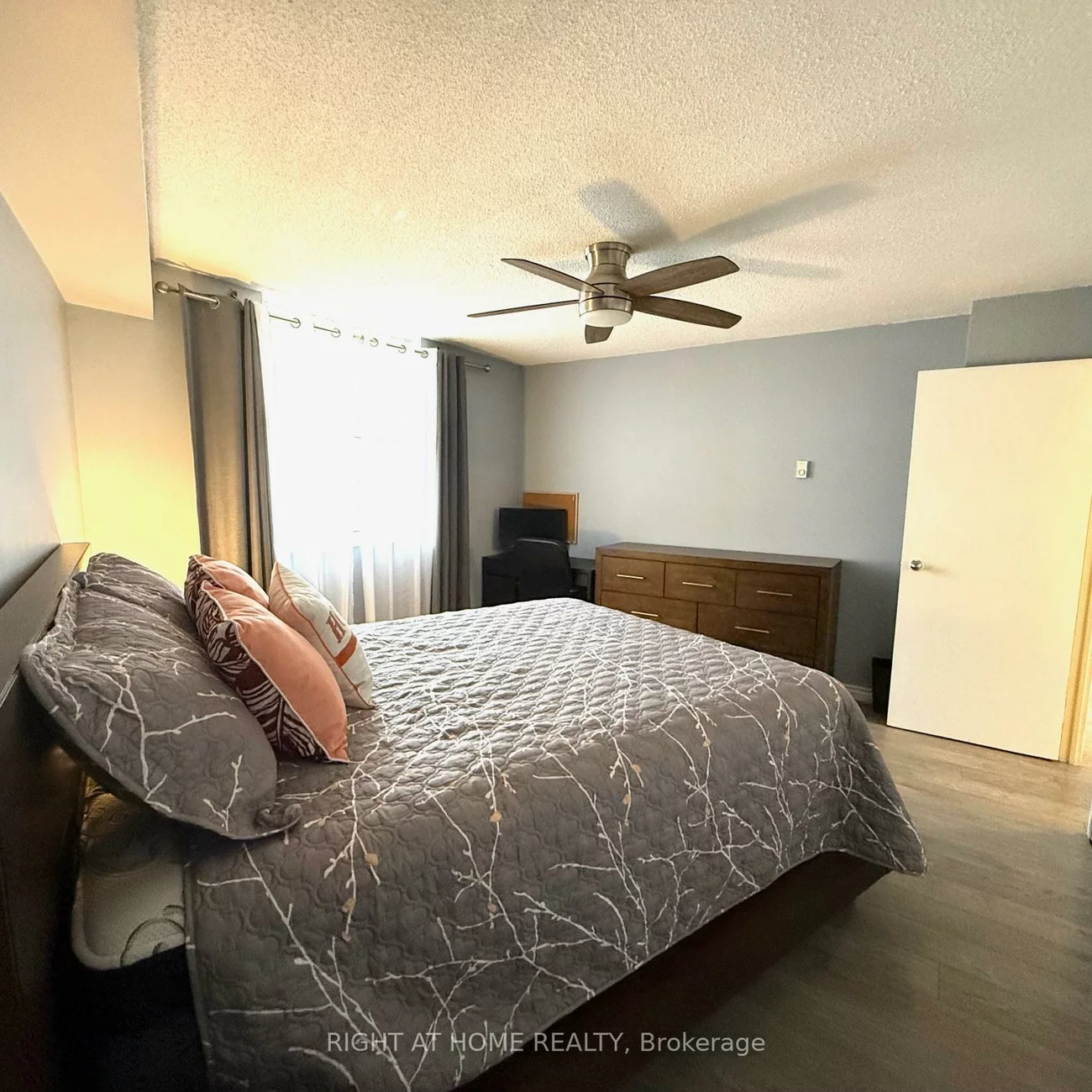 260, Davis, Central Newmarket, Newmarket