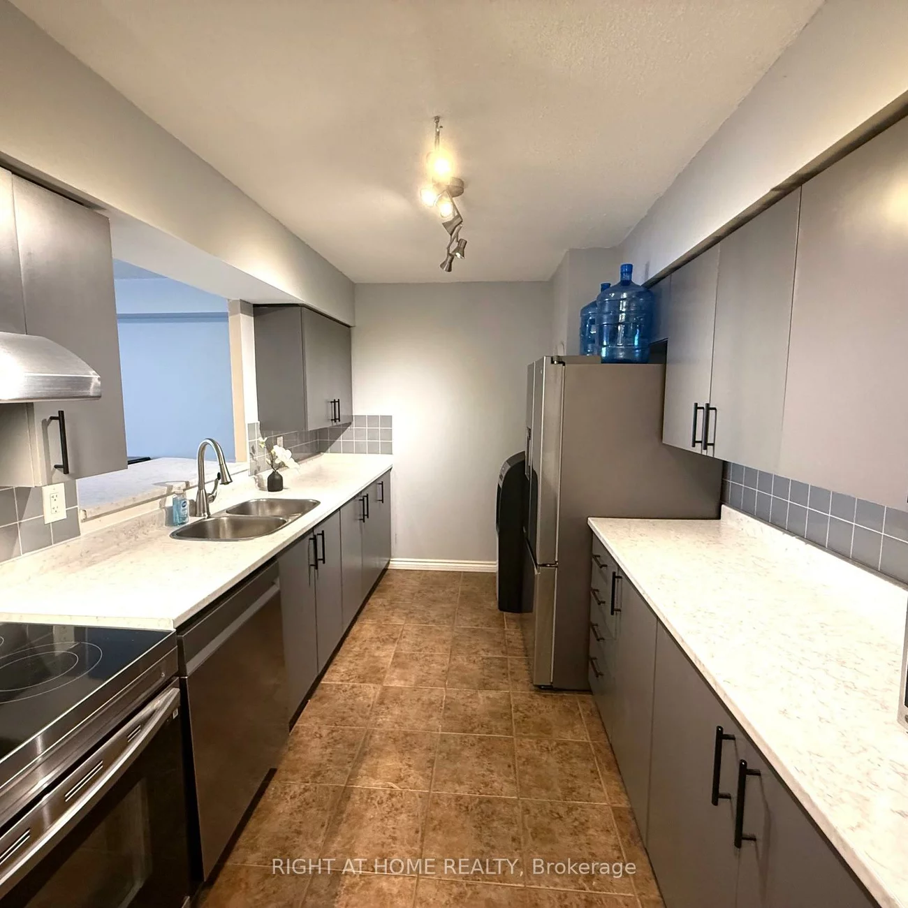 260, Davis, Central Newmarket, Newmarket