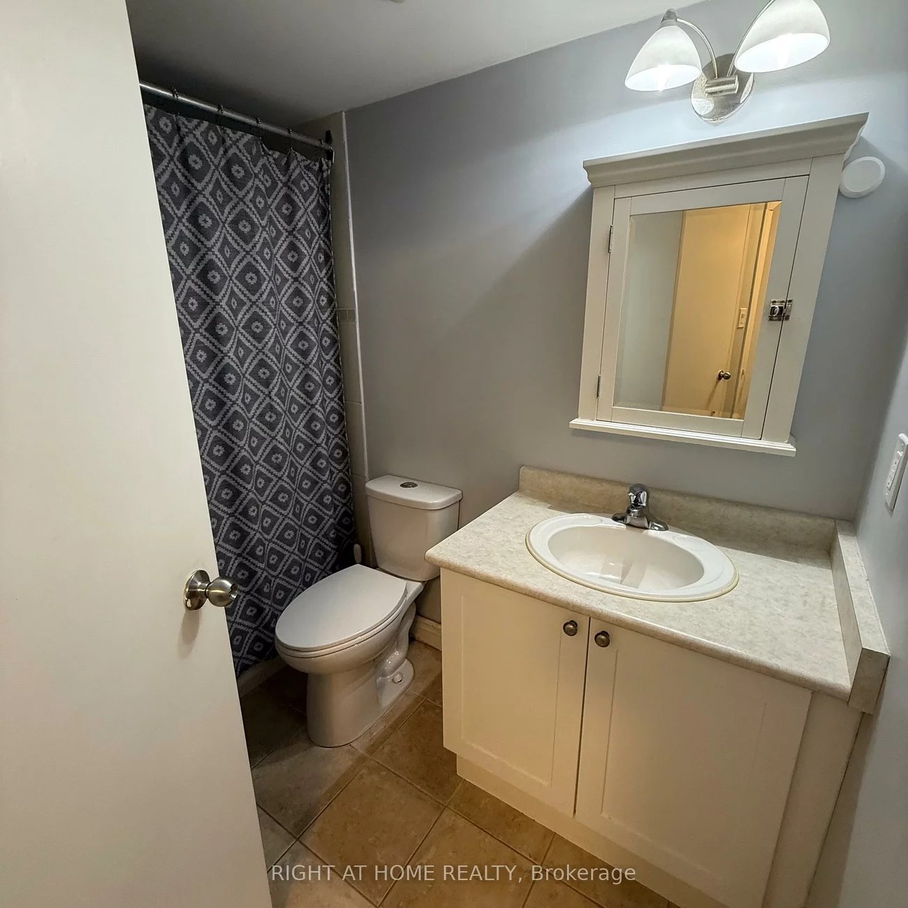 260, Davis, Central Newmarket, Newmarket