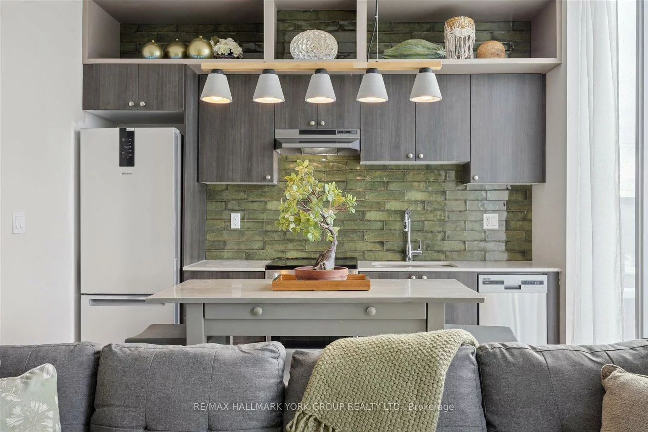 705, Davis, Huron Heights-Leslie Valley, Newmarket