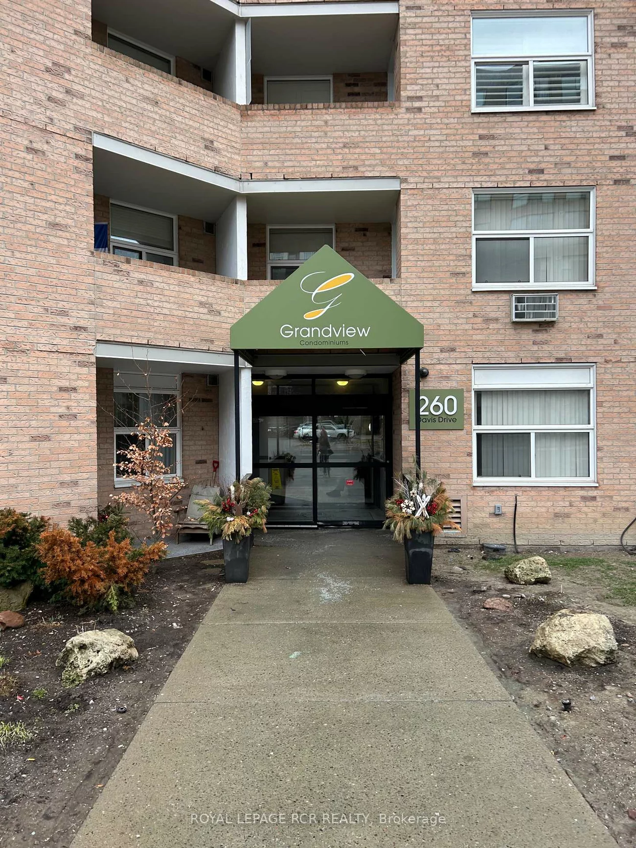 260, Davis, Central Newmarket, Newmarket