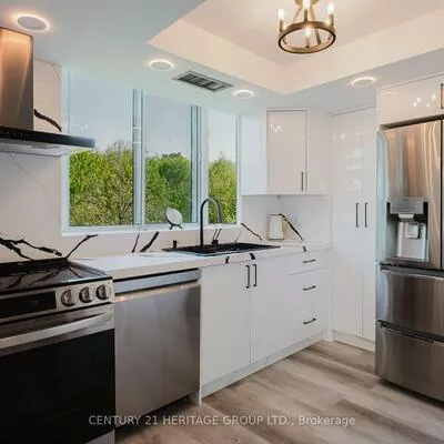 270, Davis, Central Newmarket, Newmarket
