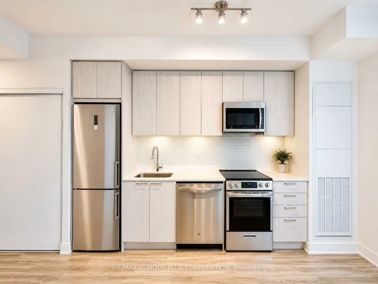 185, Deerfield, Central Newmarket, Newmarket